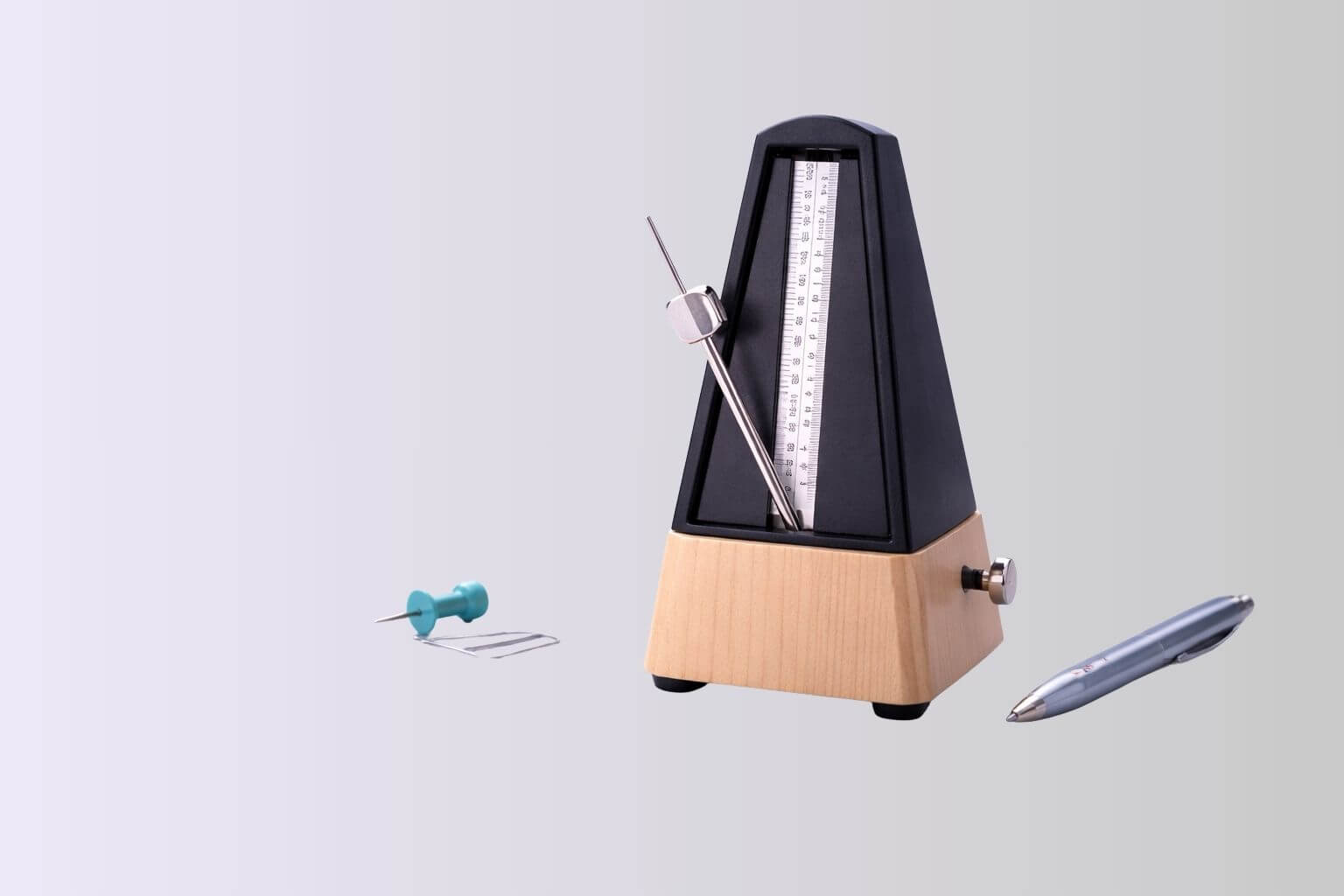 Metronoom, pen en kleine kantooritems als symbool voor ritme, focus en gerichte groei voor ondernemers in groeiprogramma zzp.