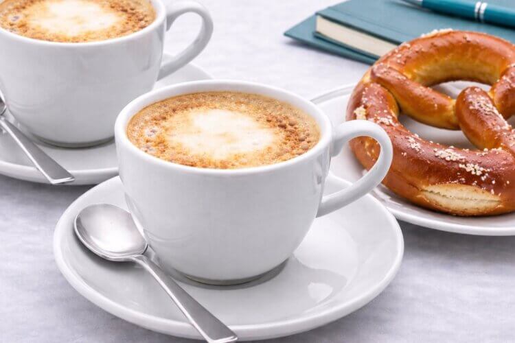Kaffee und Butterbrezel als Einladung zu einem Kennenlernen mit Claudia Bouwens