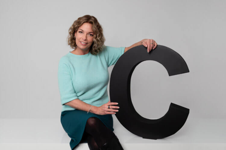 Claudia Bouwens mit dem Buchstaben C als Symbol für Co-Kreation und ABC-Pass
