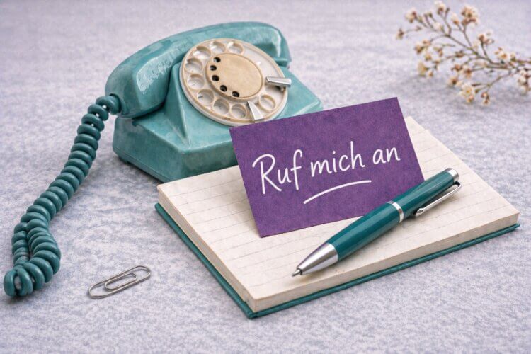 Vintage Telefon mit Karte Ruf mich an als Einladung zum Kontakt für Gesprächstraining